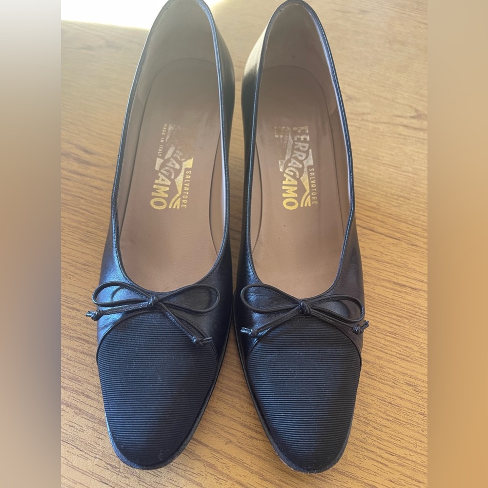 Ferragamo black pumps Sz 8 very good condition Made in Italy